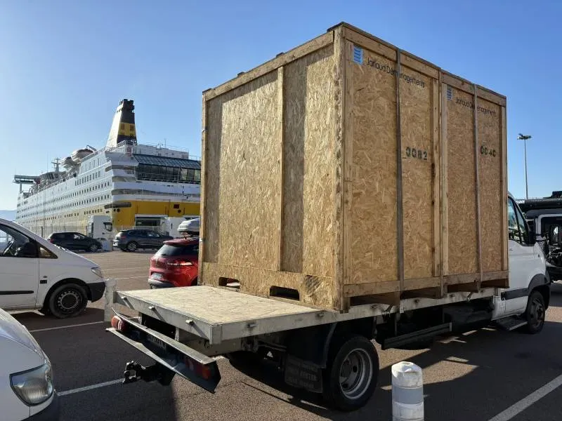 conteneur sur remorque
